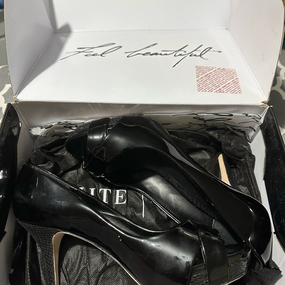 NWT WHITEHOUSEBLACKMARKET Black Patent Leather Heels 7.5m - Picture 11 of 12